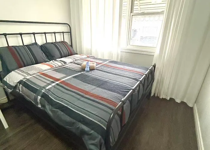 North York Cozy Queen Room Walk To Subway And Stores
