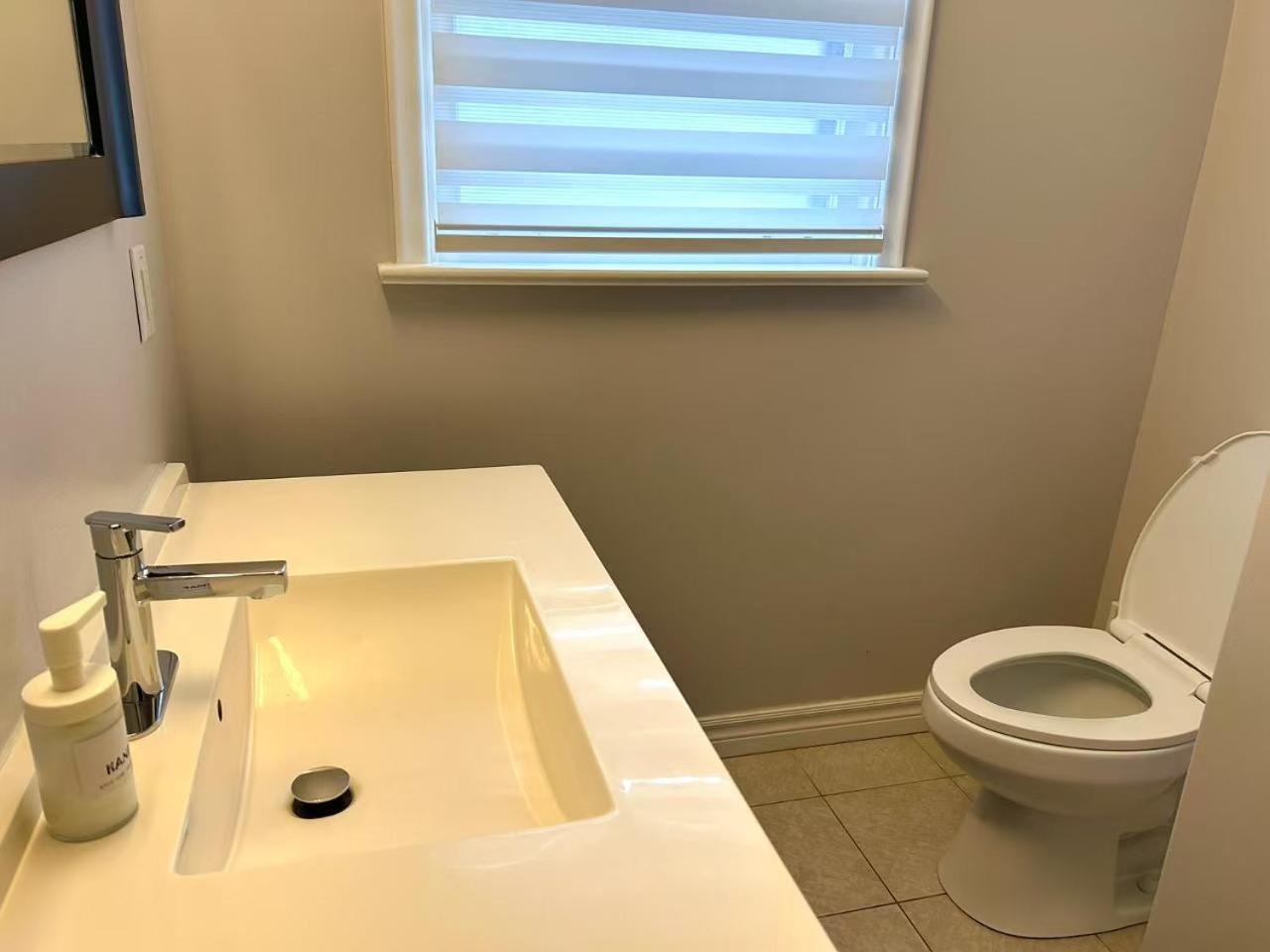 Guest house North York Cozy Queen Walk To Subway And Stores