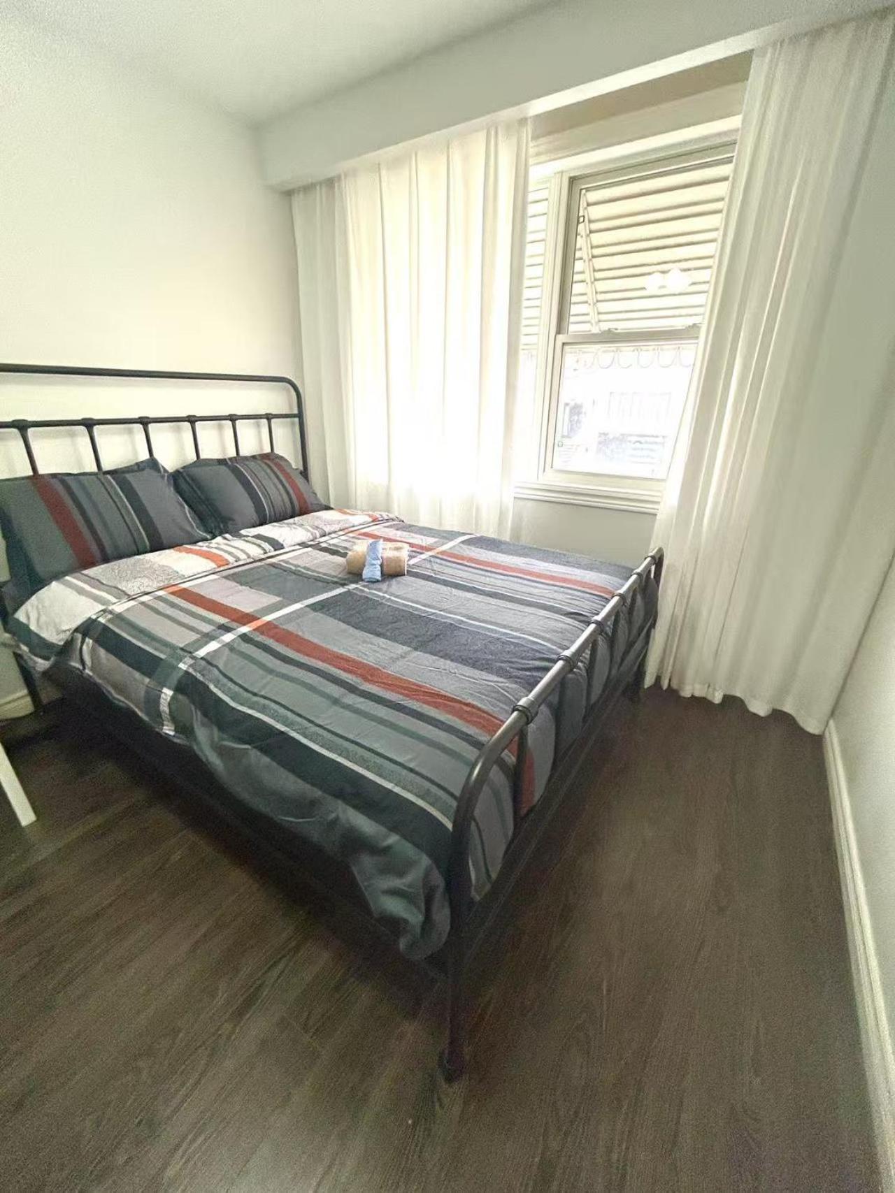 North York Cozy Queen Walk To Subway And Stores Toronto