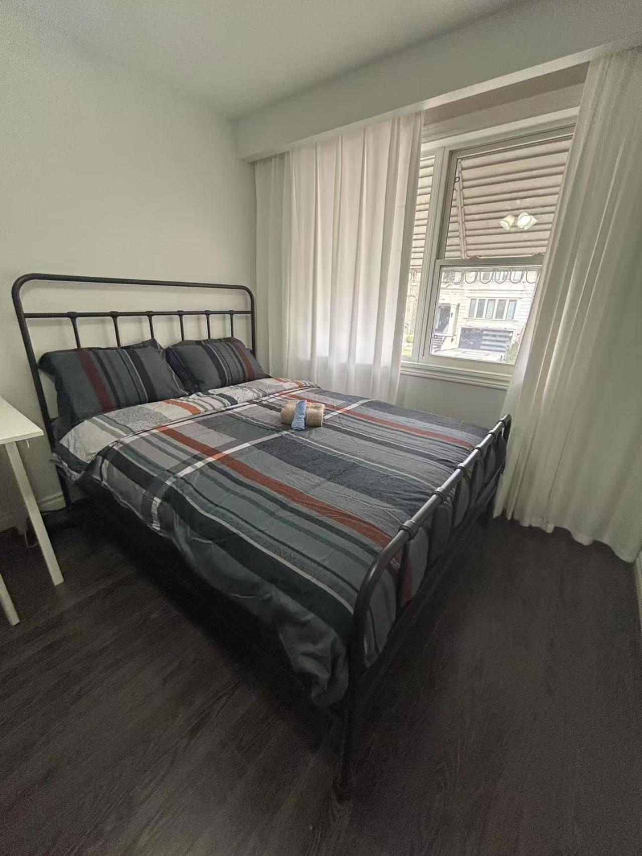 North York Cozy Queen Walk To Subway And Stores Guest house *