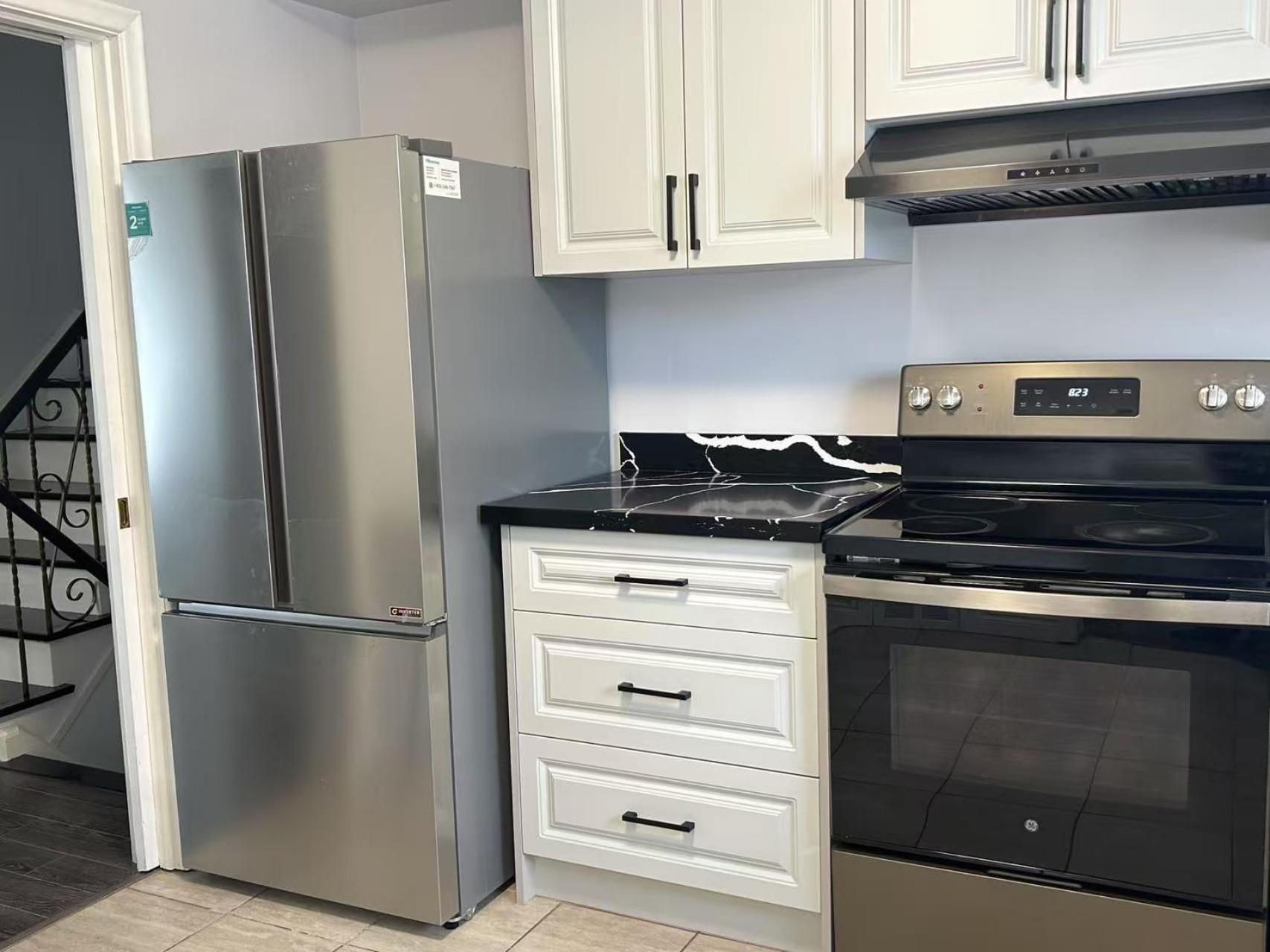 North York Cozy Queen Walk To Subway And Stores Guest house