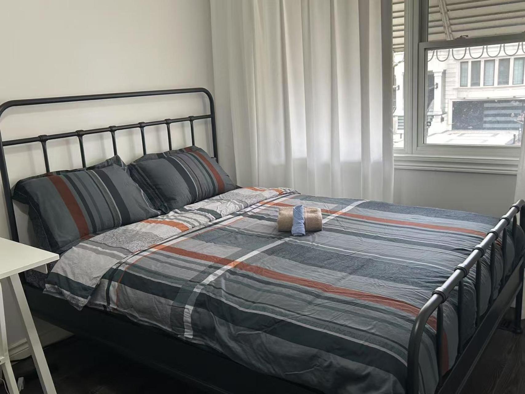 North York Cozy Queen Walk To Subway And Stores Guest house Toronto